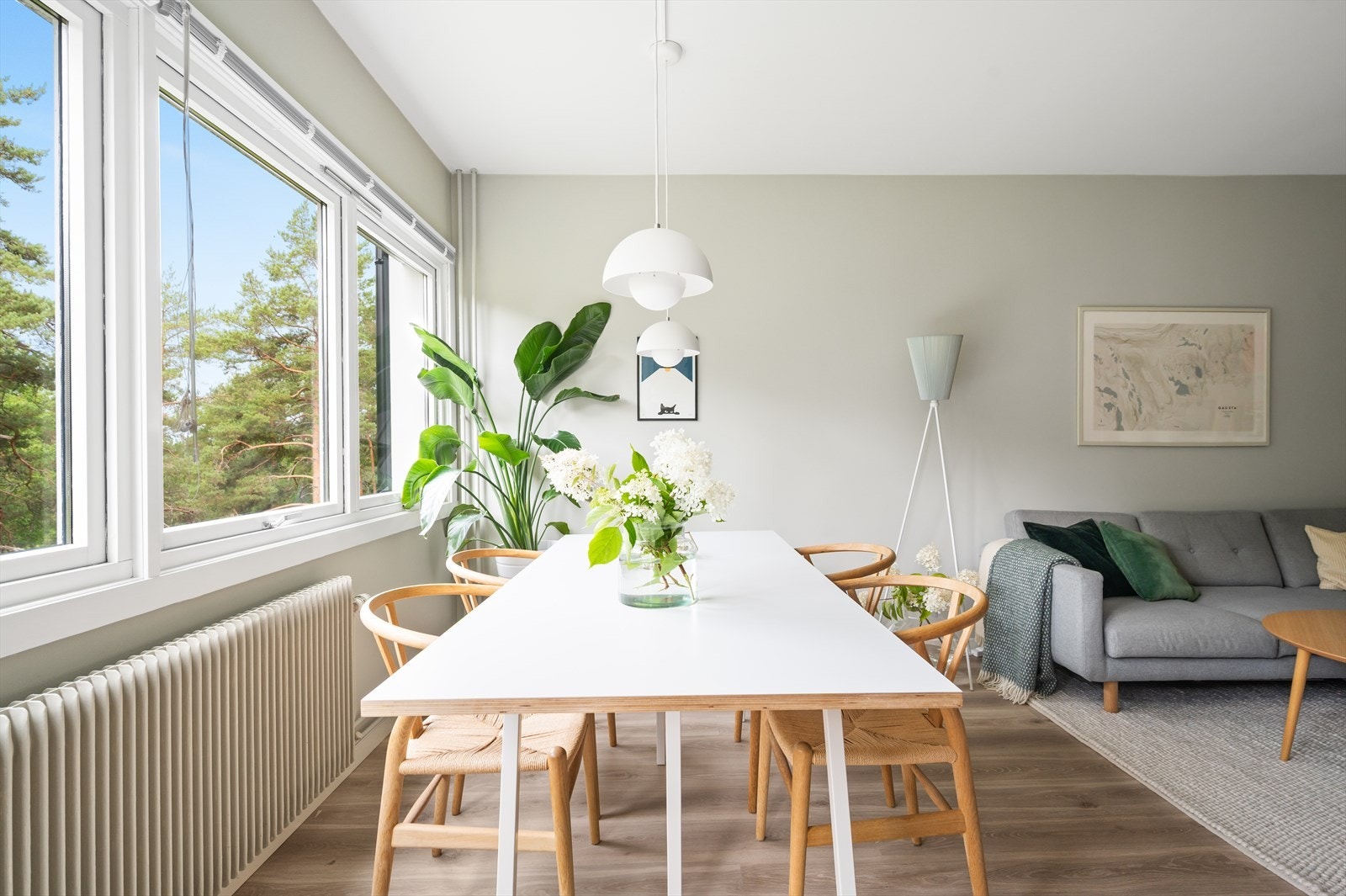Hyggelig stue med store vindusflater som bidrar til en luftig og god atmosfære i rommet. Galleribilde