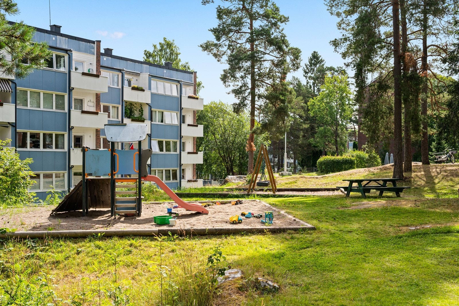 Området har fine, frodige grøntområder og er kjent for sitt gode boligmiljø. Galleribilde
