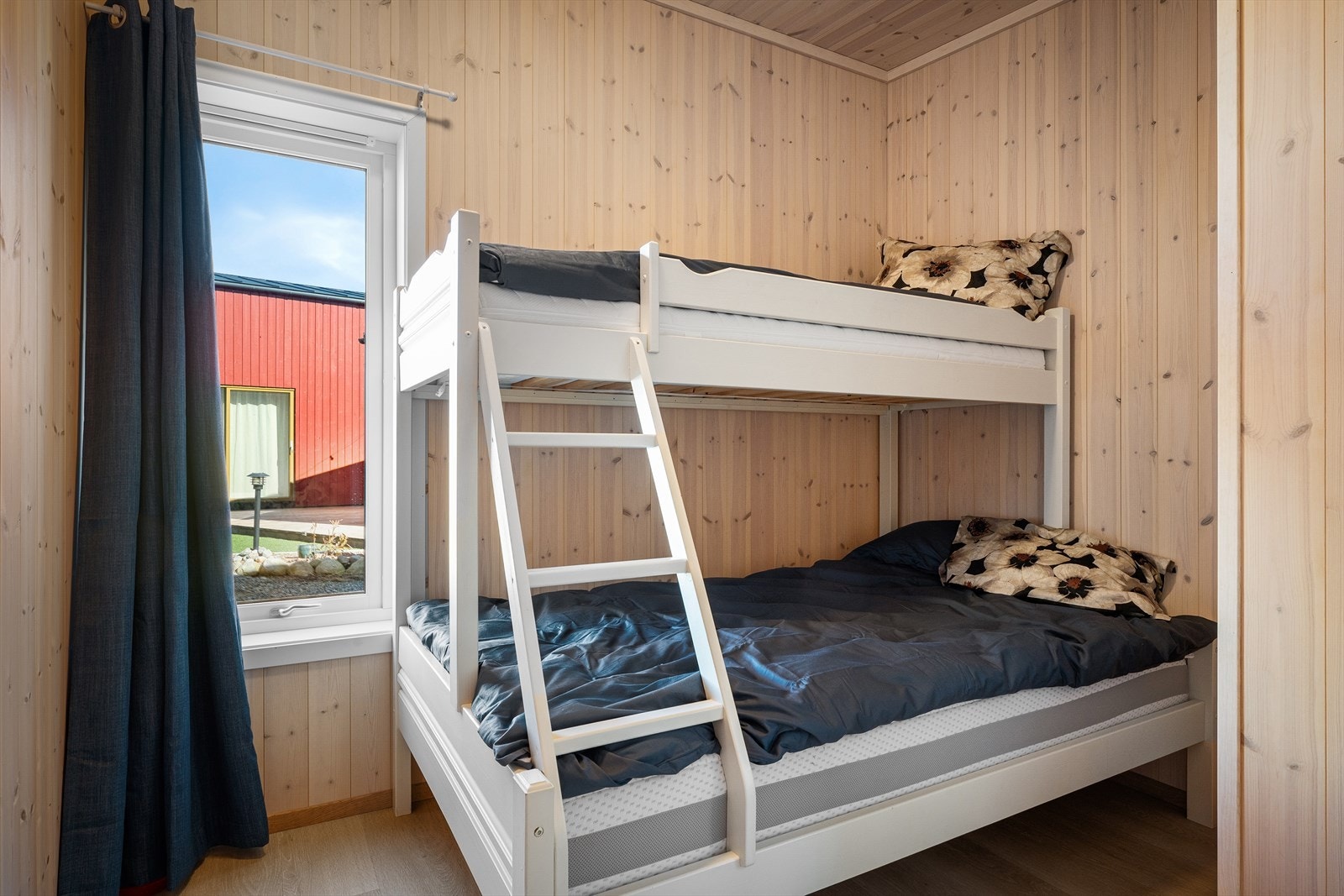 1 av 2 soverom nede i tillegg til hems med mulighet for kombinert ekstra stue og soveplasser. Godt utnyttet med dobbelkøy nede og enkel oppe. Galleribilde