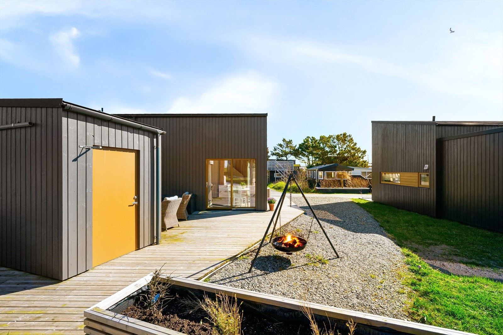 Rikelig med uteplass for soling, bespisning med gjester, bålpanne og pinnebrød m.m. Her er det rom for enhver anledning. Stor terrasseplatting, samt lettstelt gruset tomt, kan tilordnes etter eget ønske. Galleribilde
