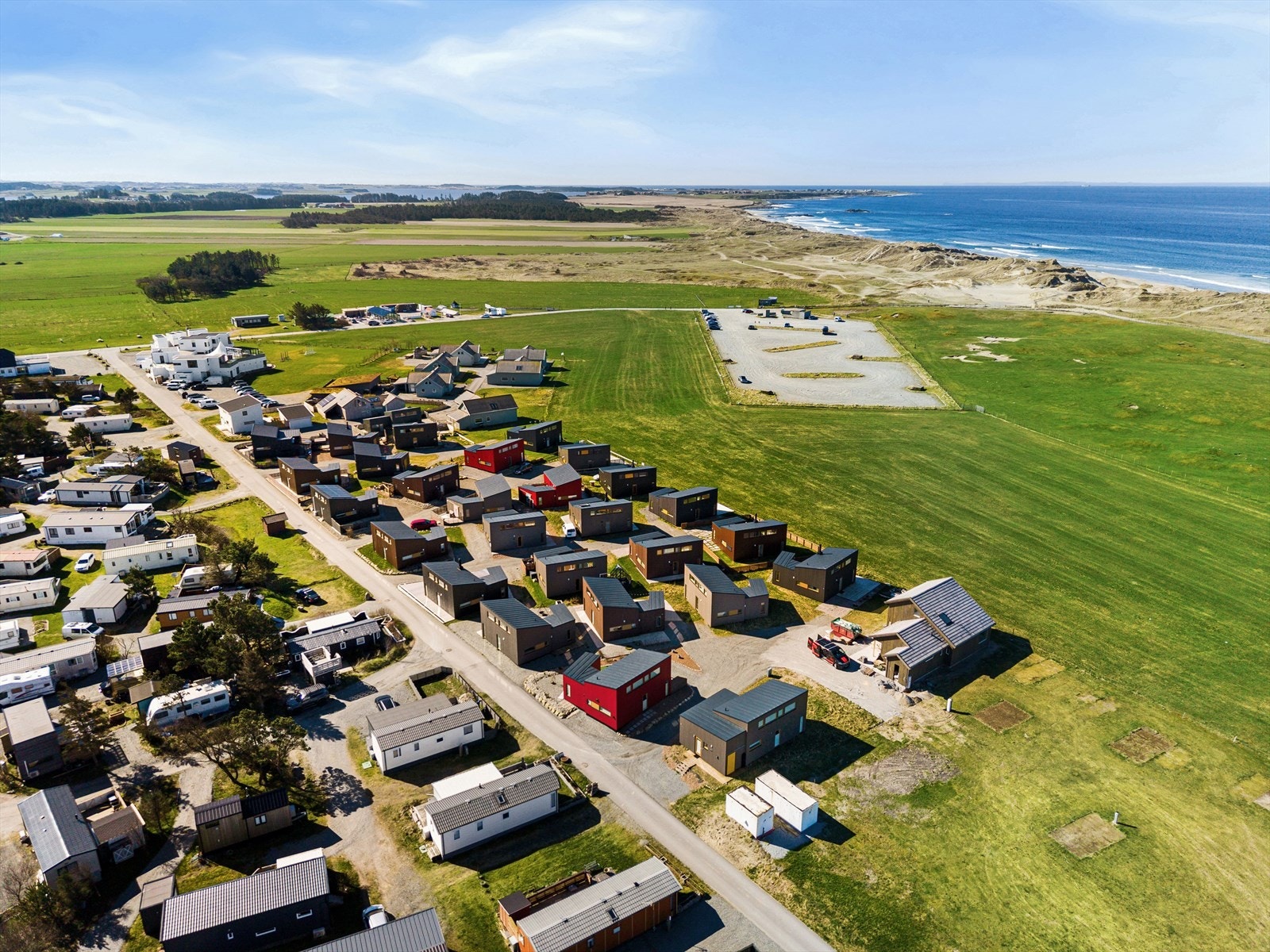 Mulighet for gode leieinntekter, samt selv nyte et supert utgangspunkt for fritid i naturen med bading, surfing, padling, tur og trening. Et eldorado for både barn og voksne. Galleribilde