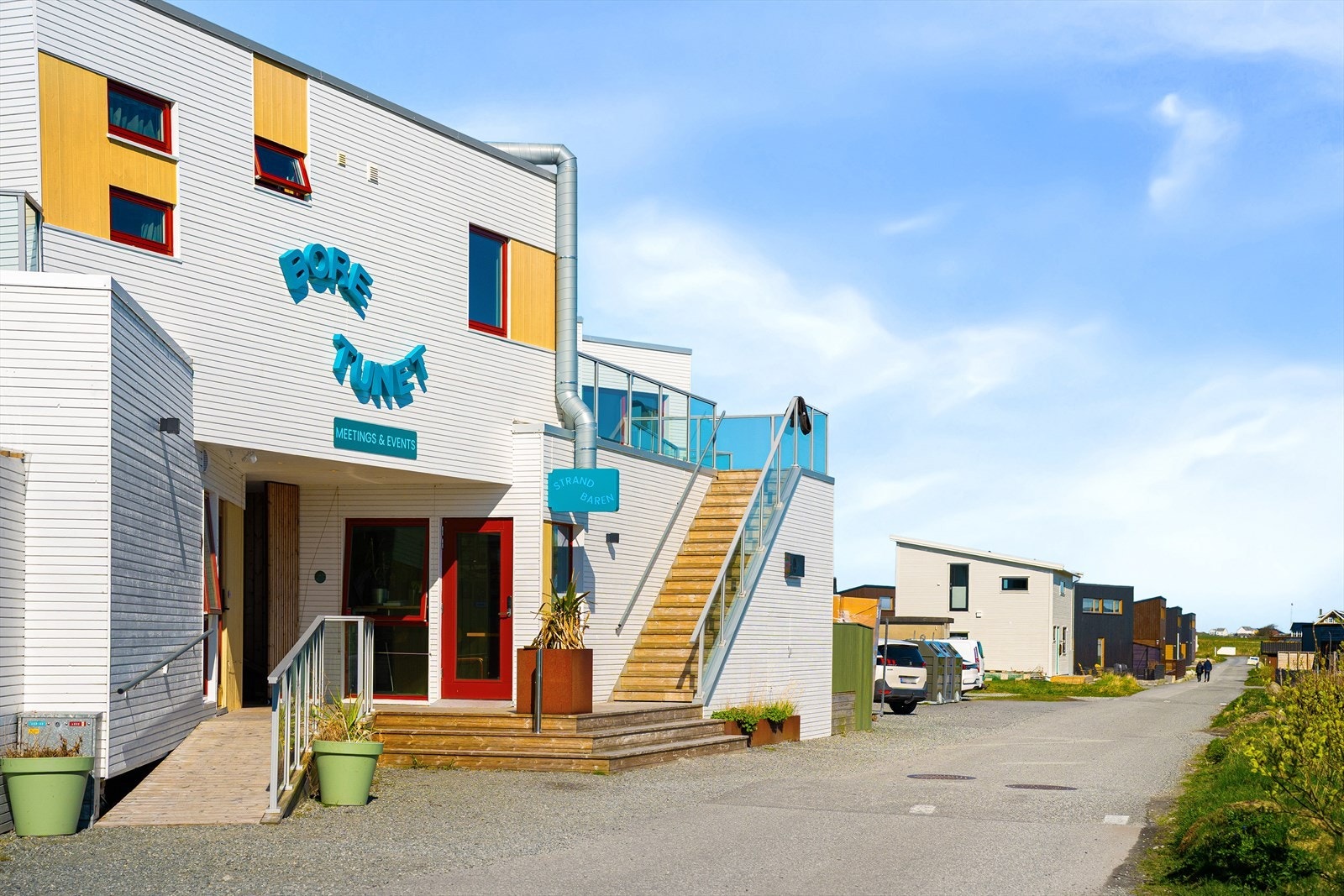 Restaurant, hotell og aktivitets senter. Padling, bading, fisking, lek og moro. Tur og trening. Et nydelig utgangspunkt for å kose seg med fritid. Galleribilde