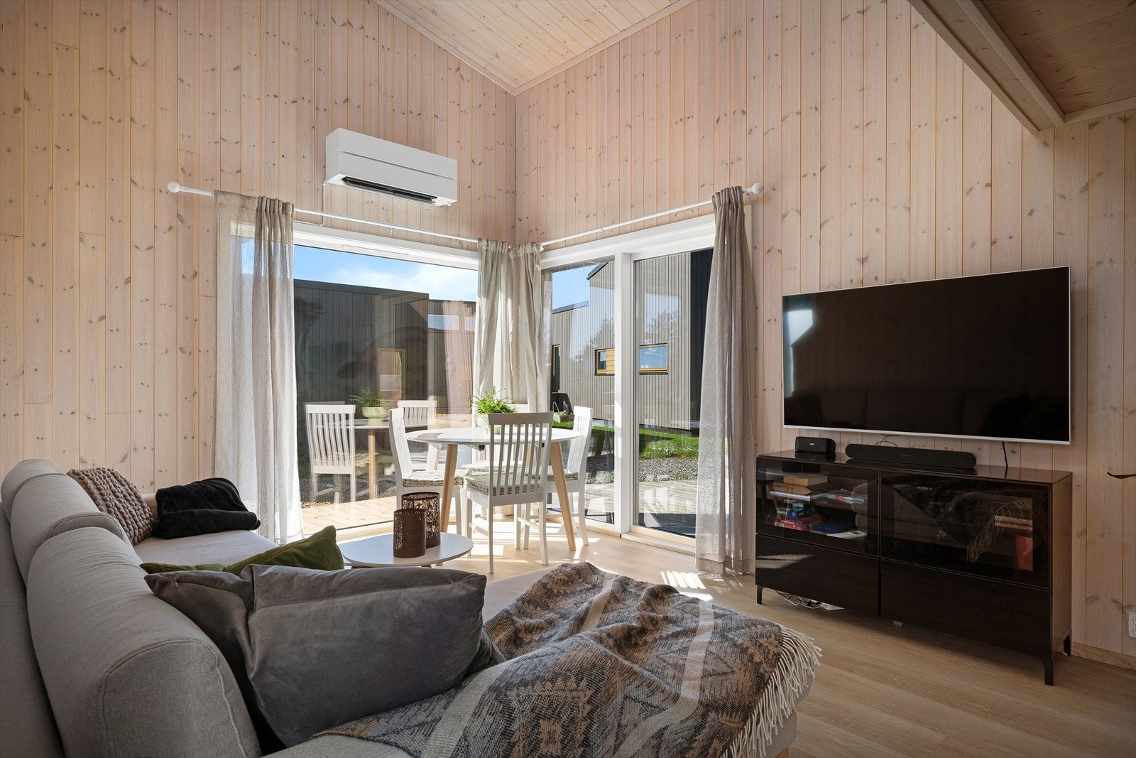 Varmepumpe for jevn justering av varmen både sommer og vinter. God takhøyde og mye naturlig lys gir herlig romfølelse og høy trivsel. Galleribilde
