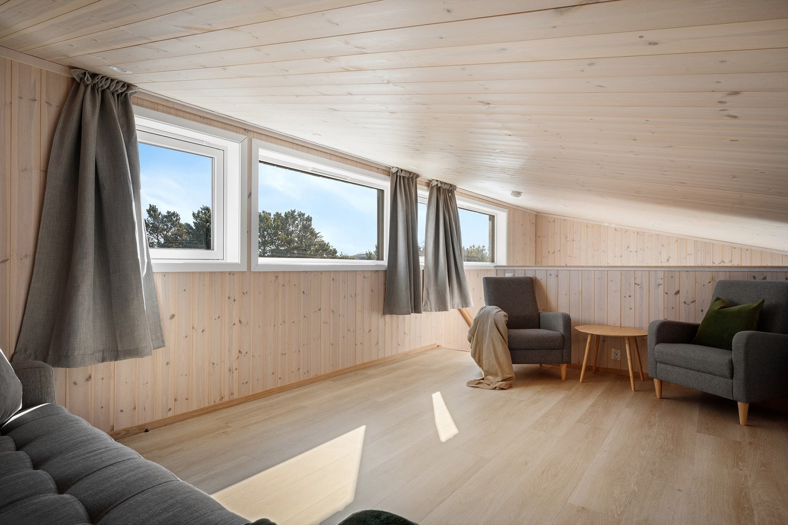 Kombinert ekstra stue og flere ekstra sengeplasser om du vil. Rikelig med naturlig lys via flere vinduer skaper herlig atmosfære også her. Galleribilde