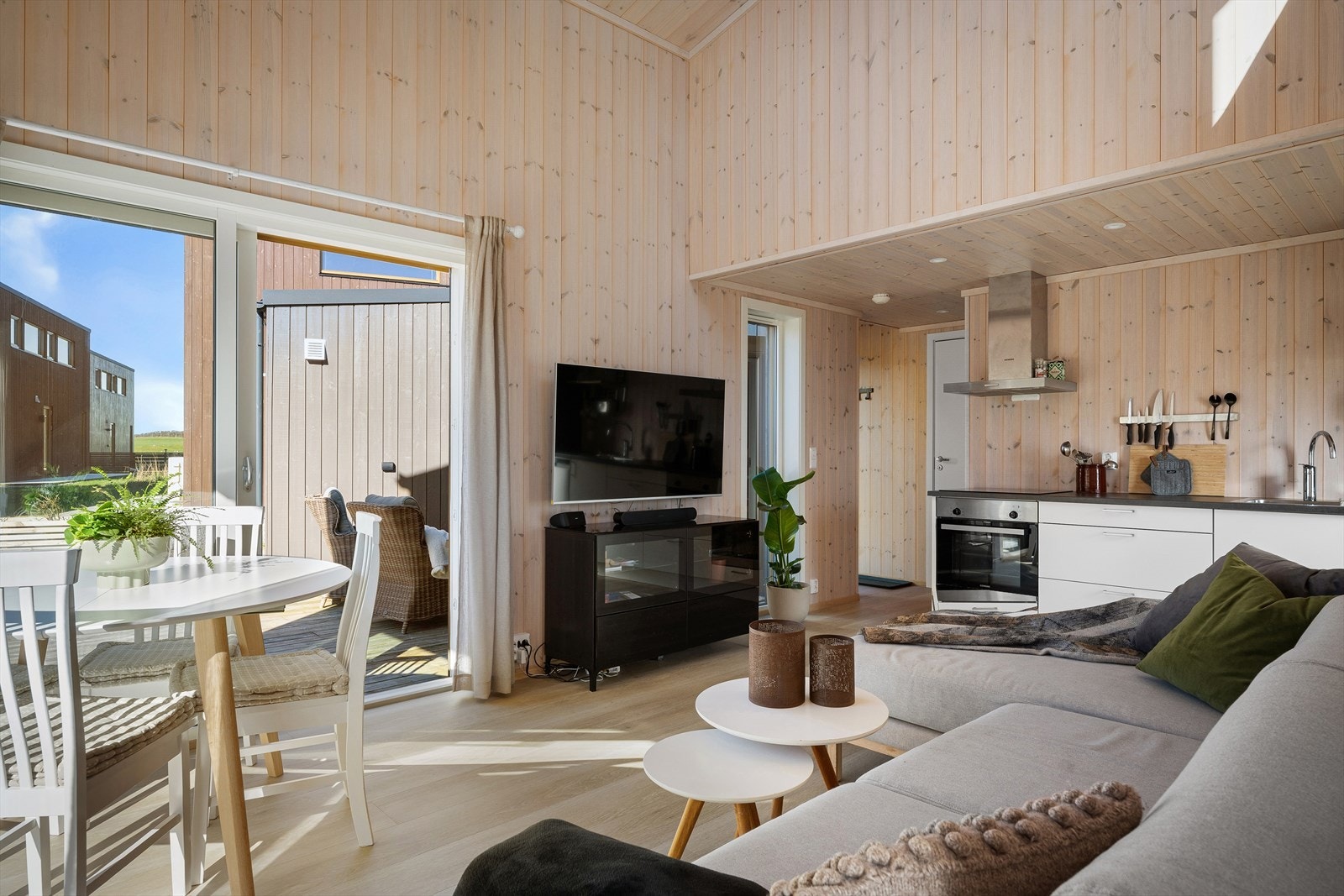 Takhøyde, naturlig lys, lyspigmentert trepanel, 1-stavs moderne gulv og smart kjøkkeninnredning som gir luftighet. Her er samlingen av faktorer som gir deg komfort og trivsel. Galleribilde