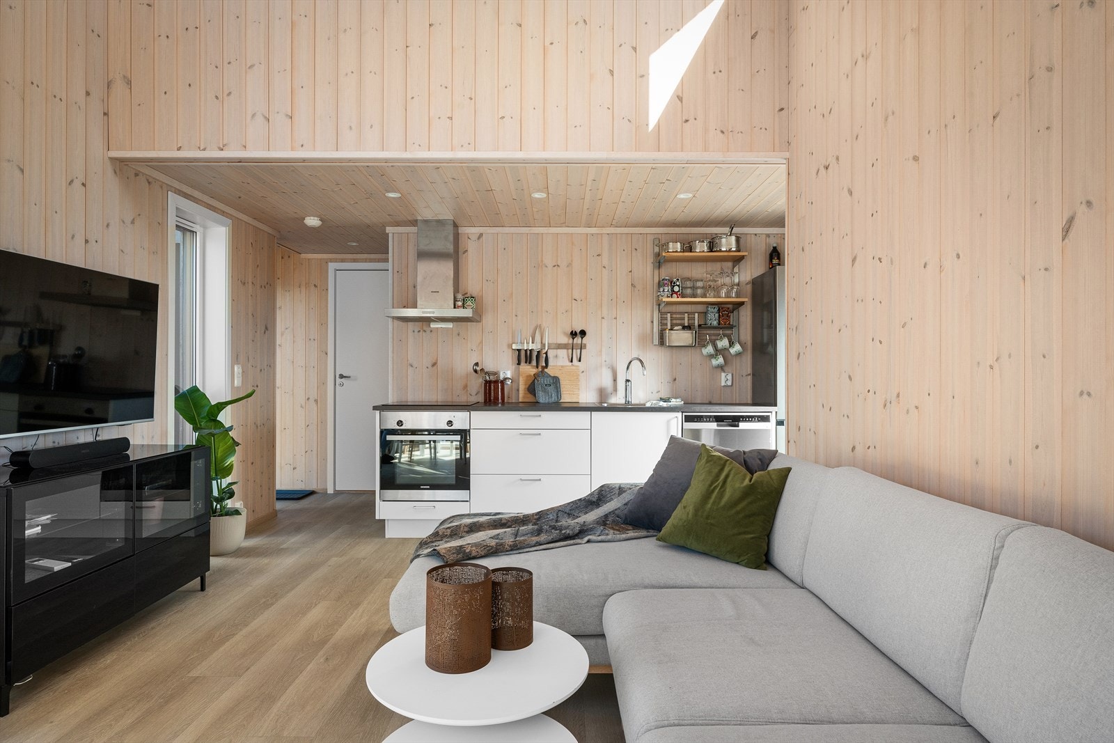 Enkelt å møblere for både spisestue, dagligstue/tv-stue m.m. Spotter i tak over kjøkken. Mye naturlig lys med vinduer på flere sider. Galleribilde