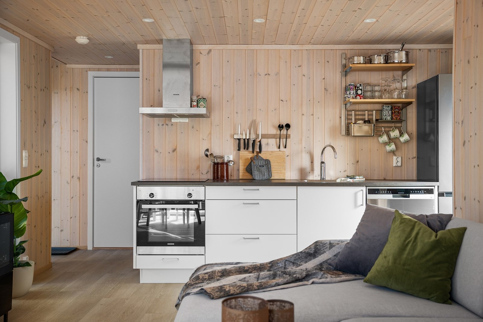 Takhøyde, naturlig lys, lyspigmentert trepanel, 1-stavs moderne gulv og smart kjøkkeninnredning som gir luftighet. Her er samlingen av faktorer som gir deg komfort og trivsel. Galleribilde