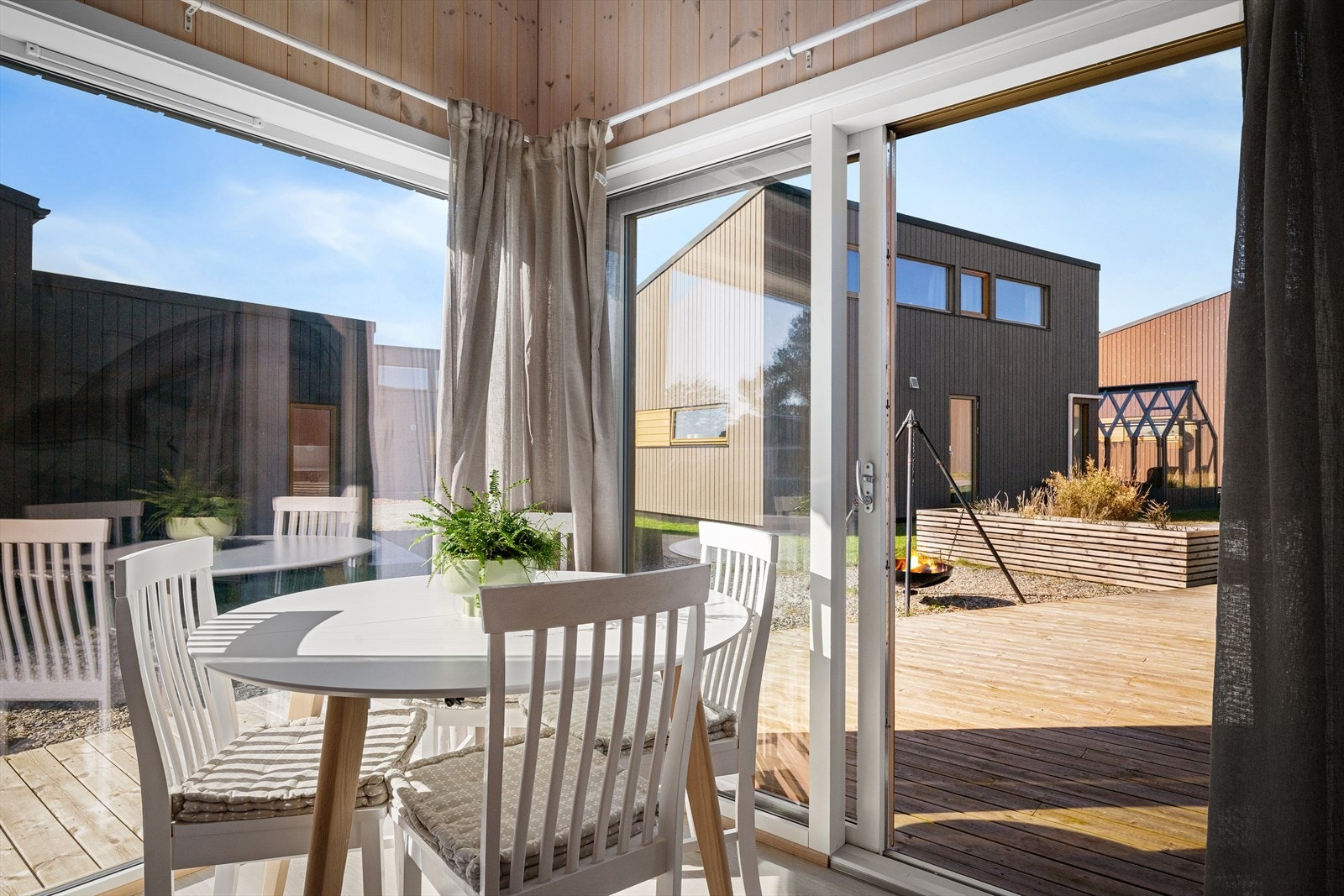Fin flyt mellom inne og ute. Enkelt å ta maten ut på fine dager. Mye naturlig lys med store vinduer og skyvedør. Galleribilde