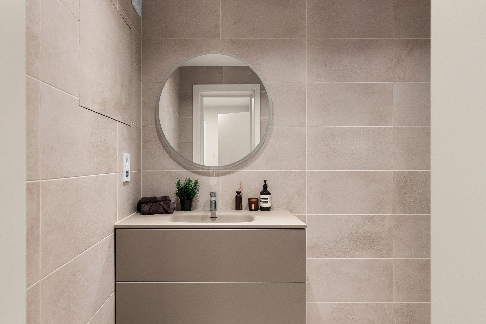 333143_PK2_7291.jpgBaderomsinnredning med lagringsplass i skuffer. Badet er nytt fra 2026. Galleribilde
