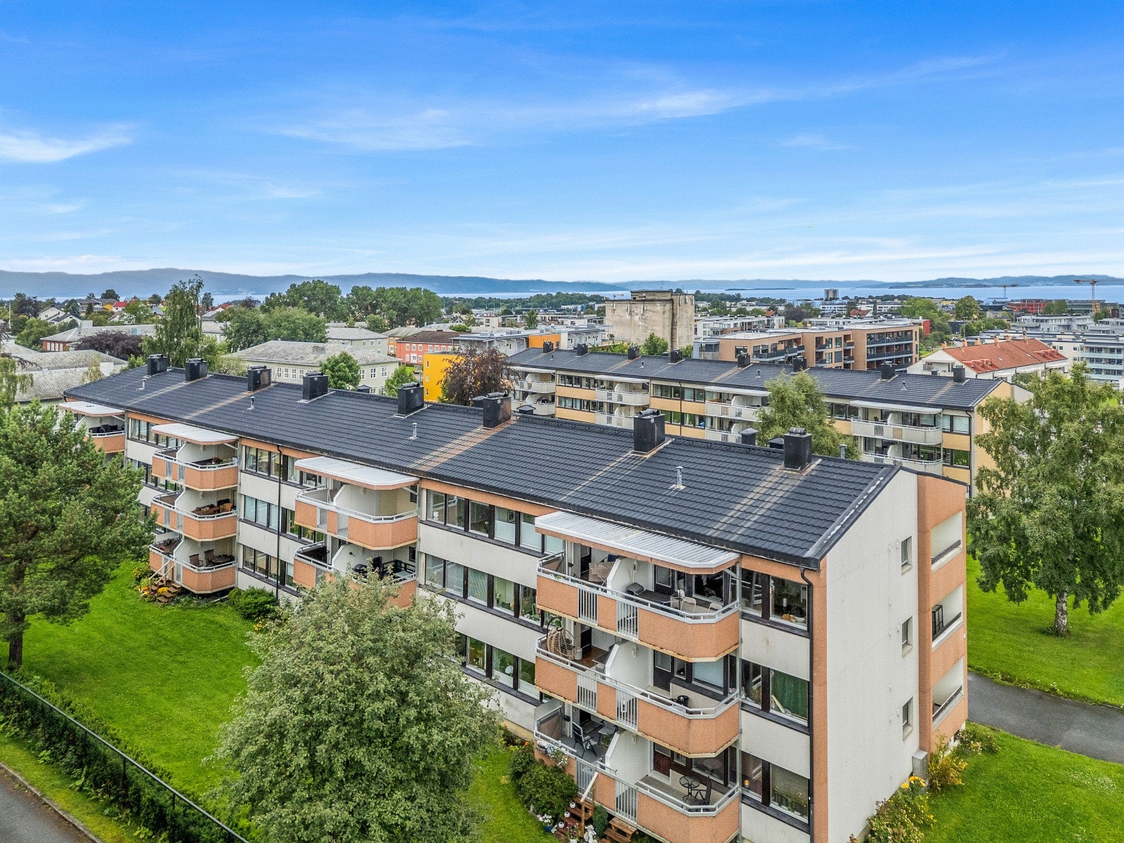Borettslaget er svært populært med sin sentrumsnære beliggenhet og barnevennlige plassering nært både skole, en rekke barnehager og servicefasiliteter man behøver ila. hverdagen. Borettslaget har sosiale samlingspunkt med bla. grillplass ved blokk 20. Galleribilde