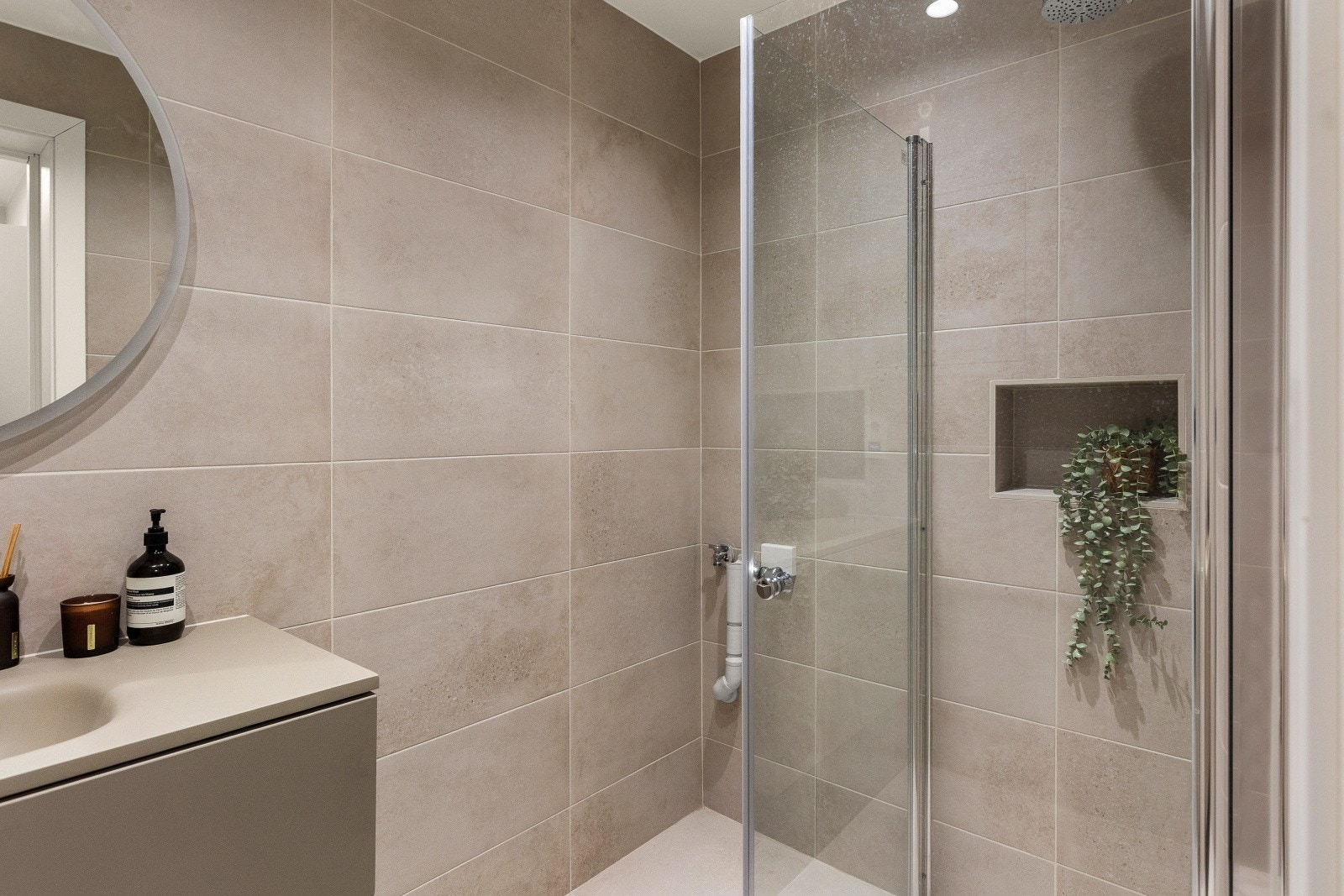 Lekkert bad med TG 0 i tilstandsrapport. Badet er flikslagt med varmekabler i gulv og innfellbart dusjhjørne. Galleribilde