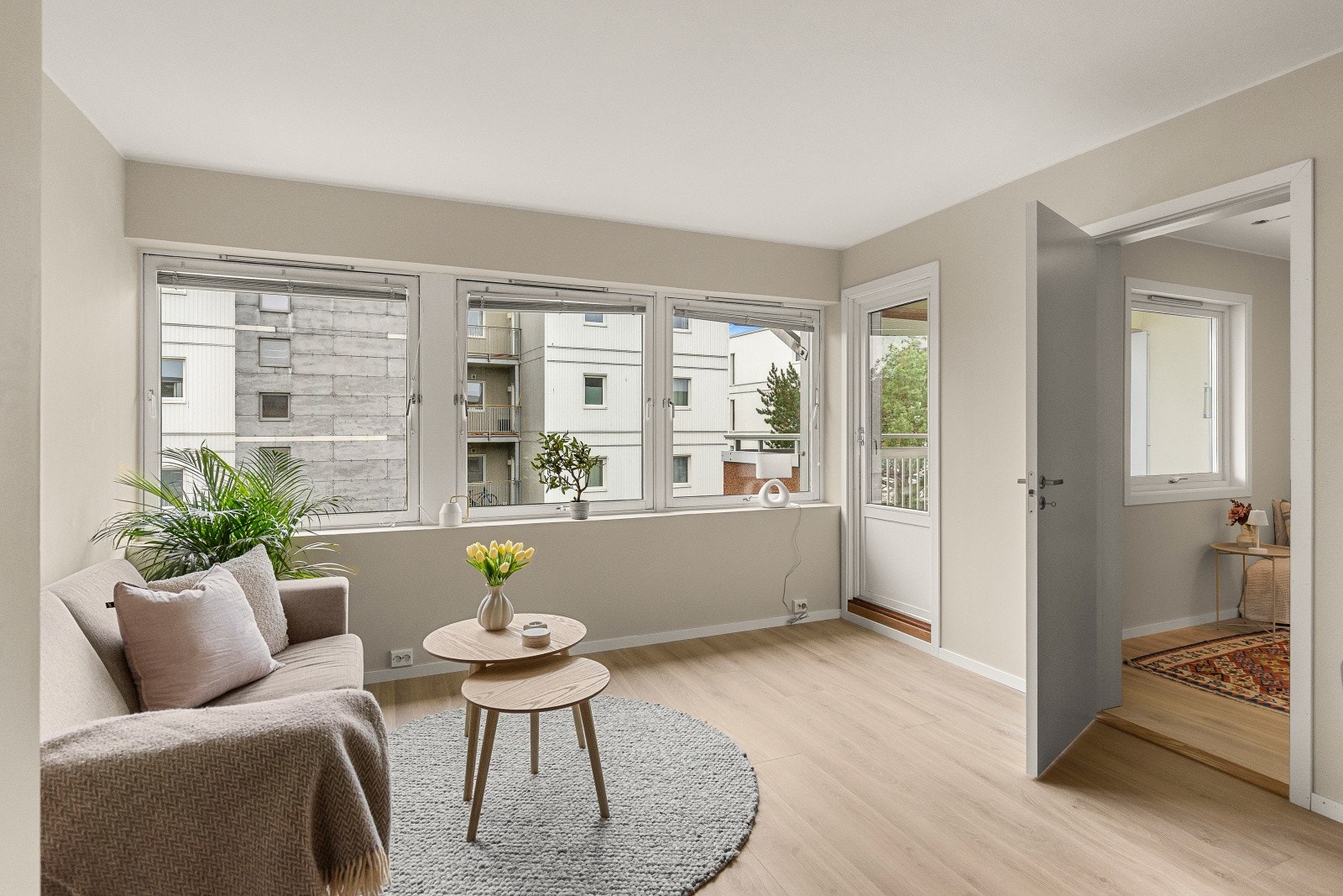 Stuen har plass til spisebord og tv-stue. Det er utgang til sør/vest-vendt balkong med gode solforhold. Galleribilde
