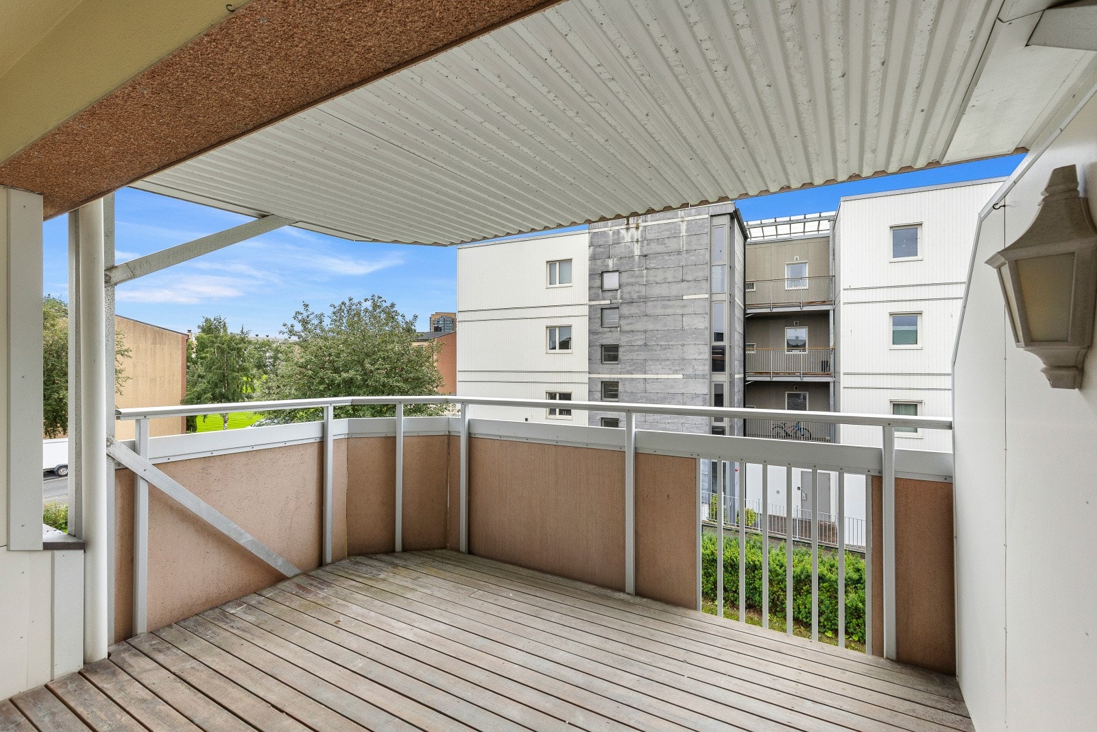 Med overbygg slipper man å bære ned verandamøbler når sessongen skifter. Galleribilde