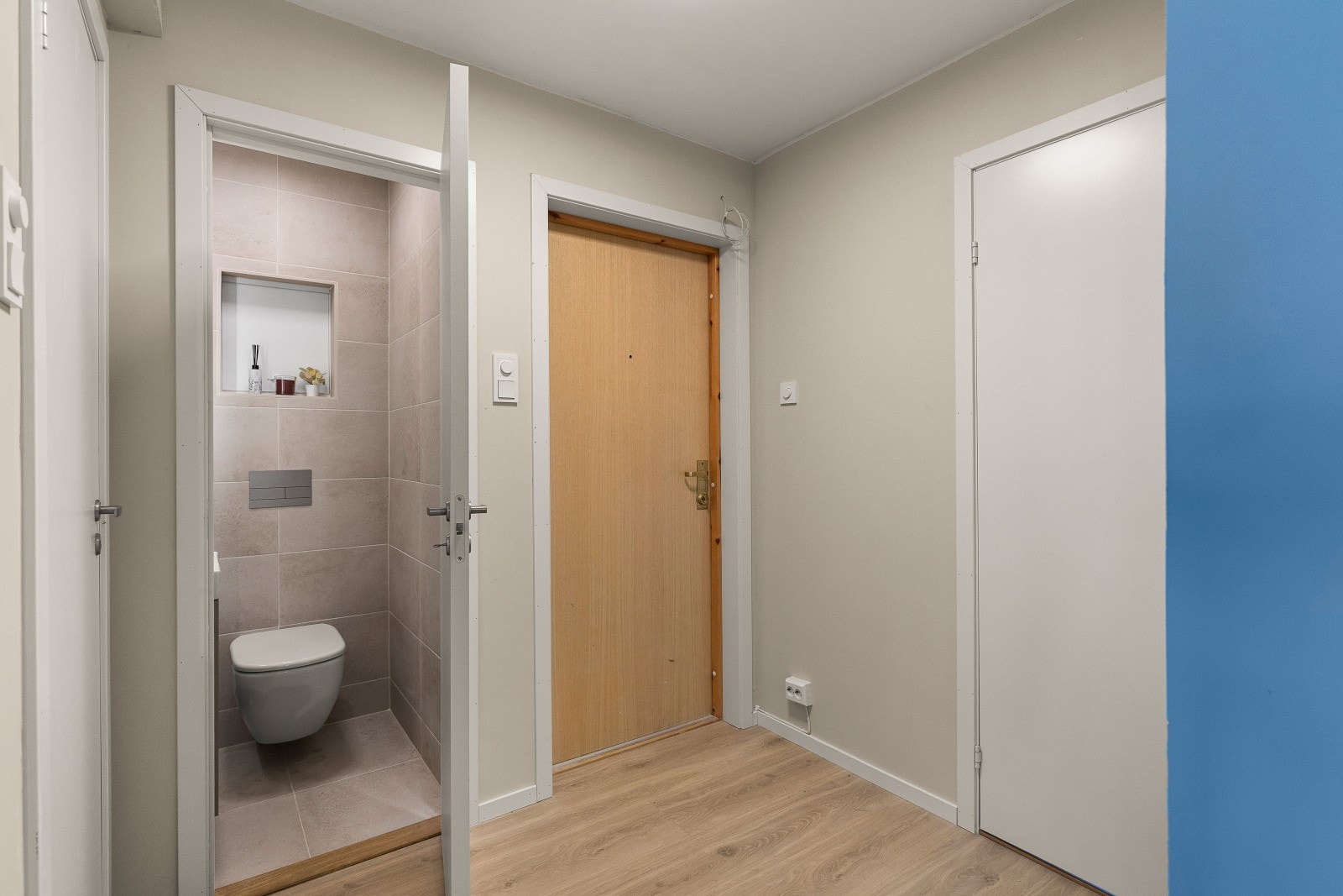 Romslig entrè med inngang til soverom og wc-rom og bad. Det er vask på WCrom og opplegg for vaskemaksin/ tørketrommel på badet. Galleribilde