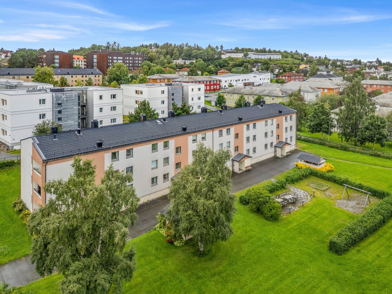 Bromstad BL ligger sentralt til med kort vei til sentrum, alle servicefasiliteter på Sirkus Shopping eller Valentinlyst senter og nært busstopp som tar deg nært til de store arbeidsplassene eller de store skolene. Galleribilde