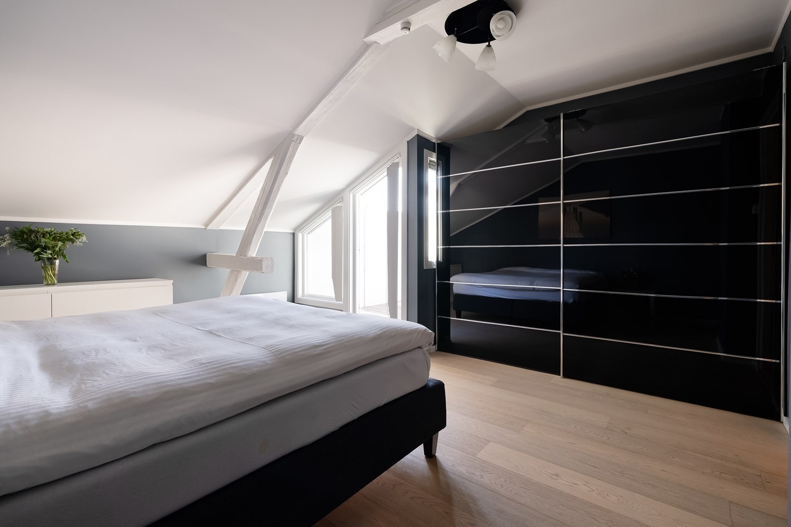 Innredet med skyvedørsgarderobe for optimal oppbevaring Galleribilde