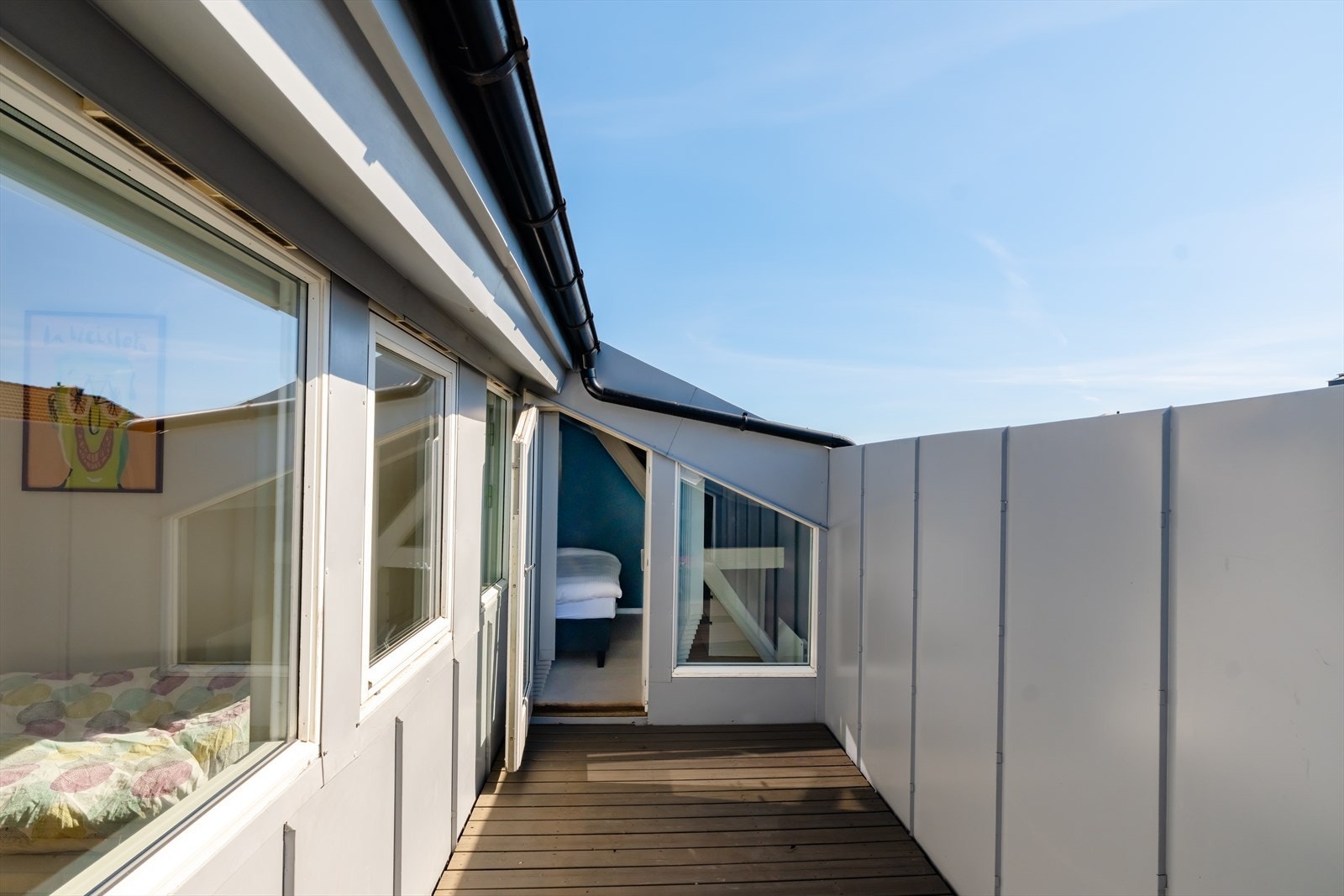 På terrassen er det sol fra morgen til tidlig ettermiddag - leiligheten har totalt sol fra morgen til kveld fra alle sine 3 uteplasser Galleribilde