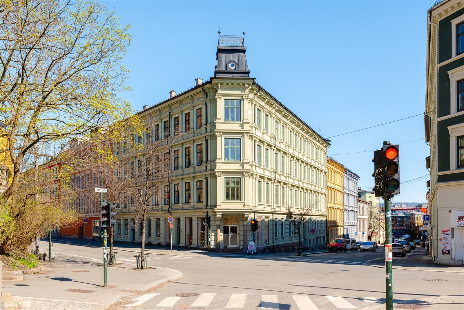 Leiligheten ligger i et klassisk og flott bygg fra 1891 Galleribilde