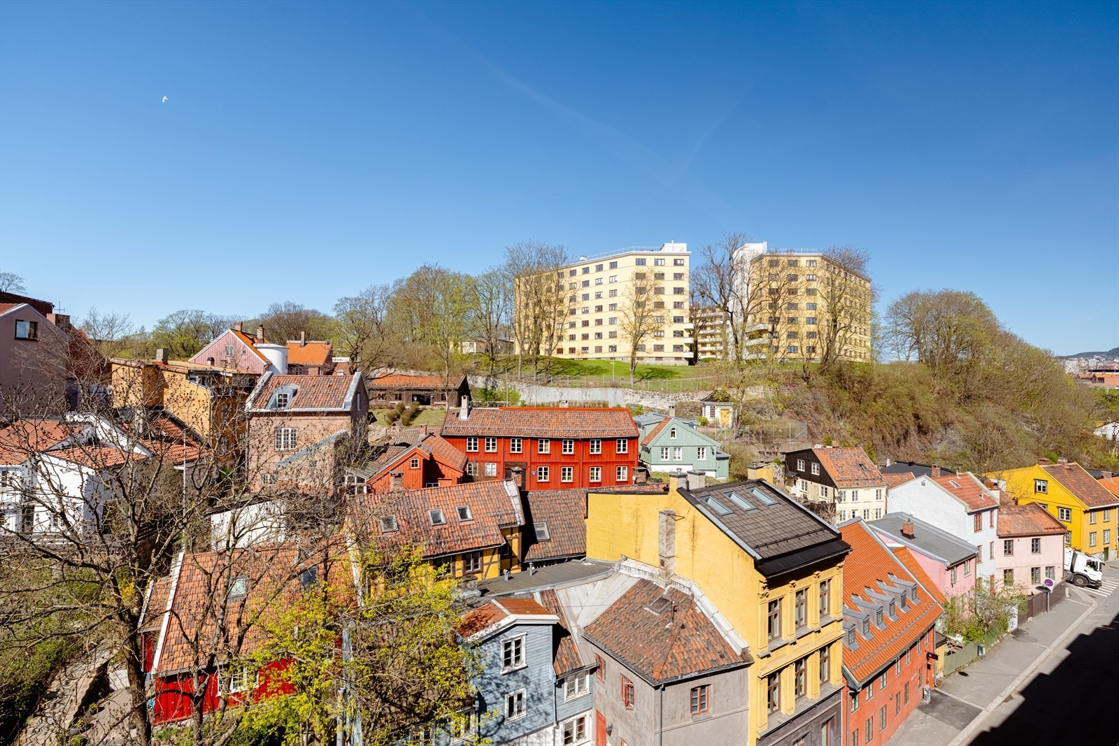 Omkranset av verneverdig bebyggelse og masse historie Galleribilde