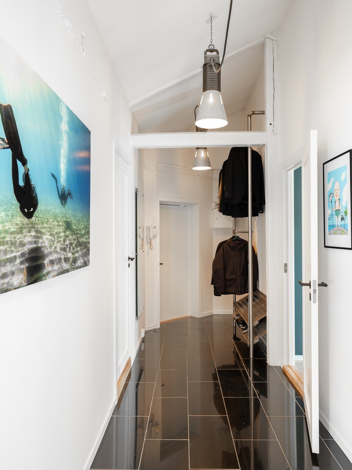 Entre utstyrt med porttelefon og sikringsskap Galleribilde