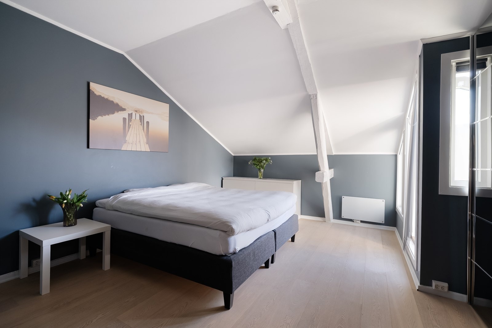 Soverom 1 med god plass til dobbeltseng Galleribilde
