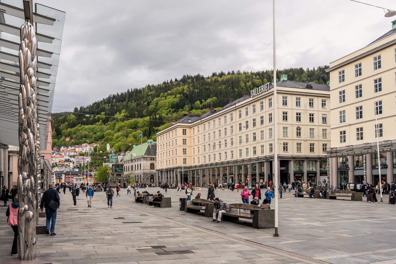 - Fra ytterdøren har du umiddelbar nærhet til Torgallmenningen som kan skilte med koselige kafeer, restauranter og butikker - Galleribilde