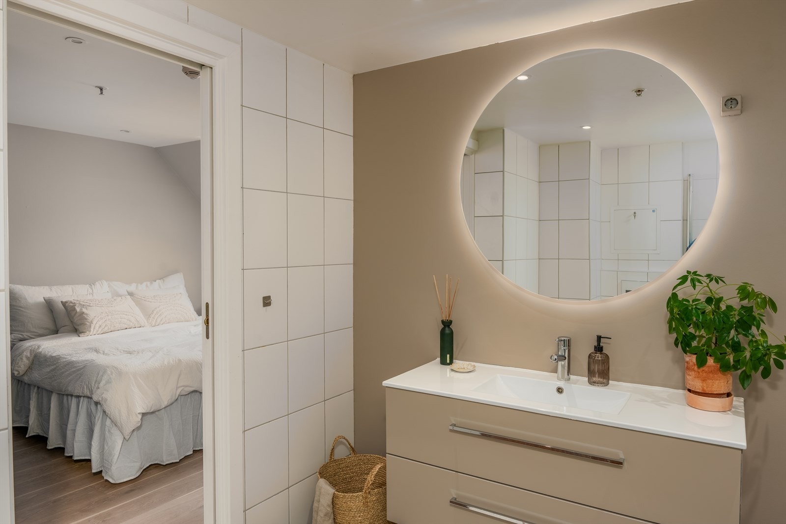 - Direkte adkomst til hovedsoverommet via badet - Galleribilde