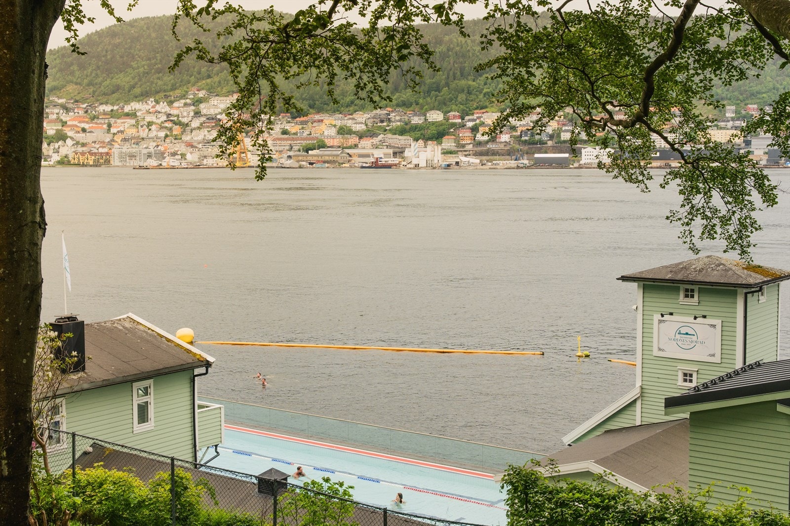 - En liten spasertur fra leiligheten finner du Nordnes Sjøbad som tilbyr oppvarmet basseng med garderobe, samt et forfriskende bad i sjøen - Galleribilde
