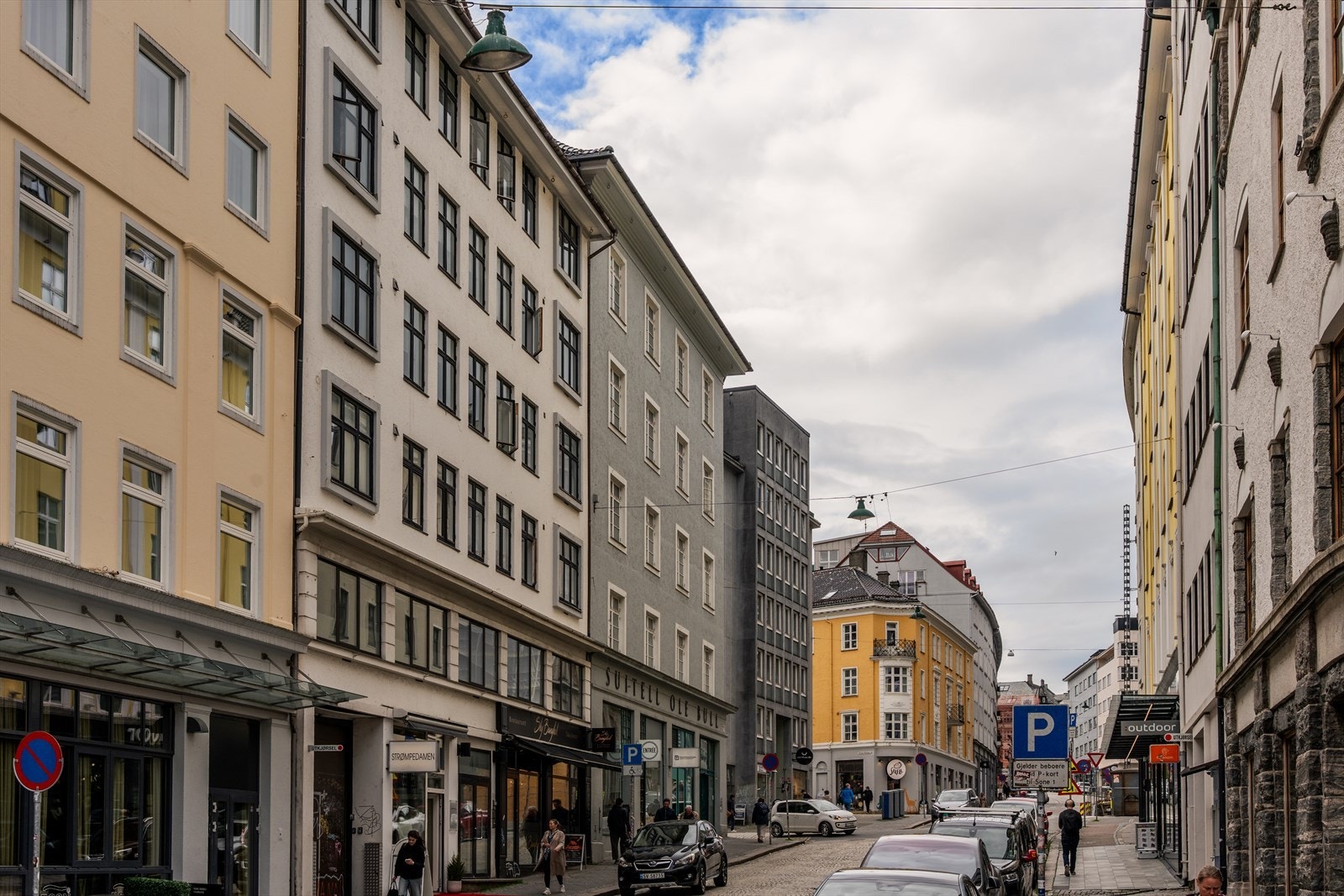 - Leiligheten ligger i byggets 7. etasje (det hvite bygget i midten til venstre) - Galleribilde