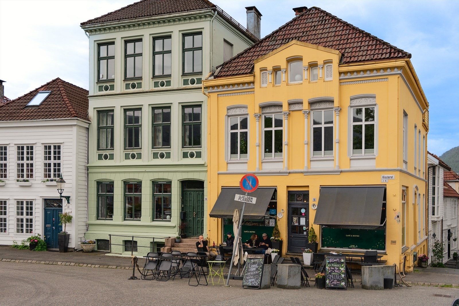 - Området er omkranset av vakre bygårder og koselige kafeer - Galleribilde