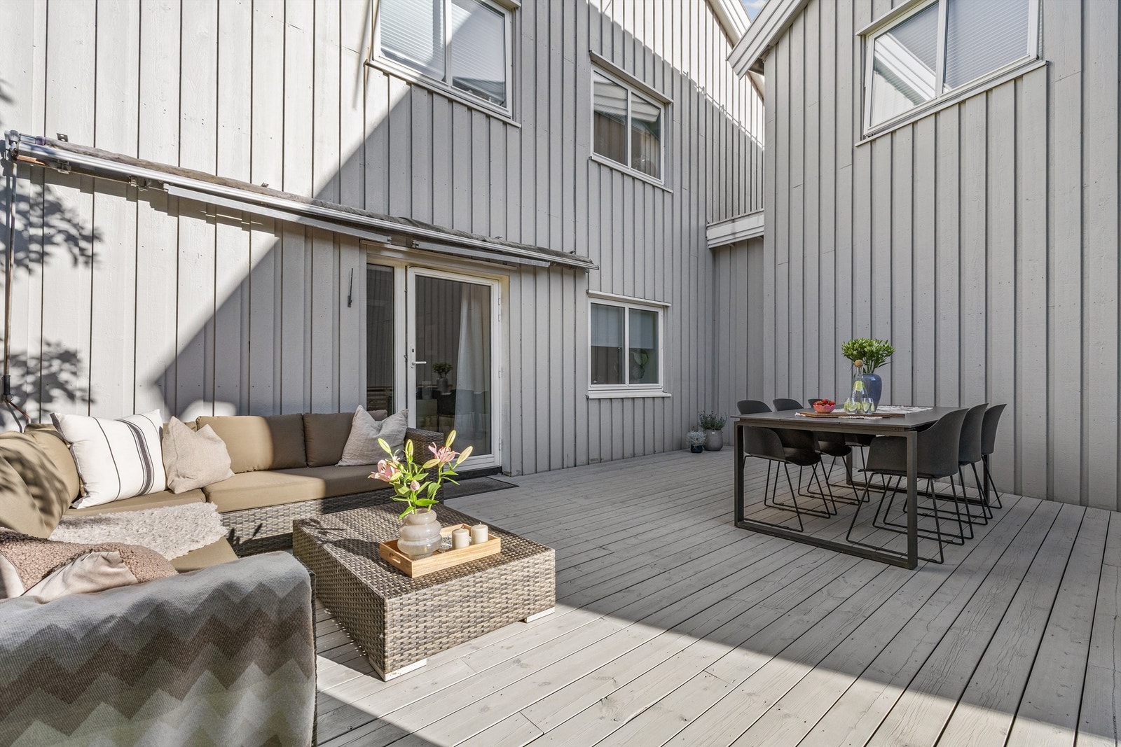 Her er det rikelig med plass til både sittegruppe, et stort spisebord og ikke minst grill Galleribilde