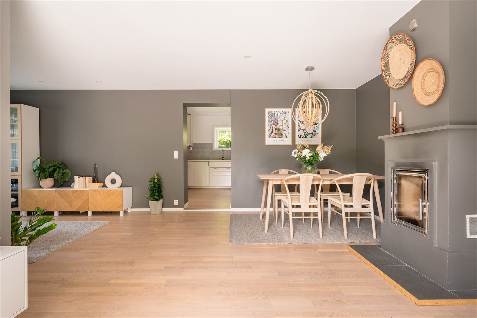 Hit kan både familie og venner inviteres til gode middager og herlige kvelder, helt uten å bekymre seg for plassmangel Galleribilde