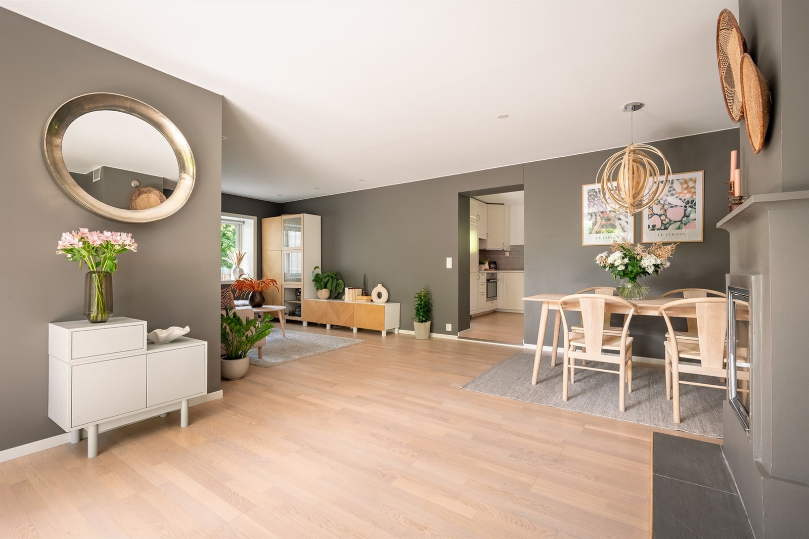 Boligen fremstår innbydende med en gjennomtenkt planløsning, lyse rom og luftige oppholdsarealer. Foto: Gutt Foto Galleribilde