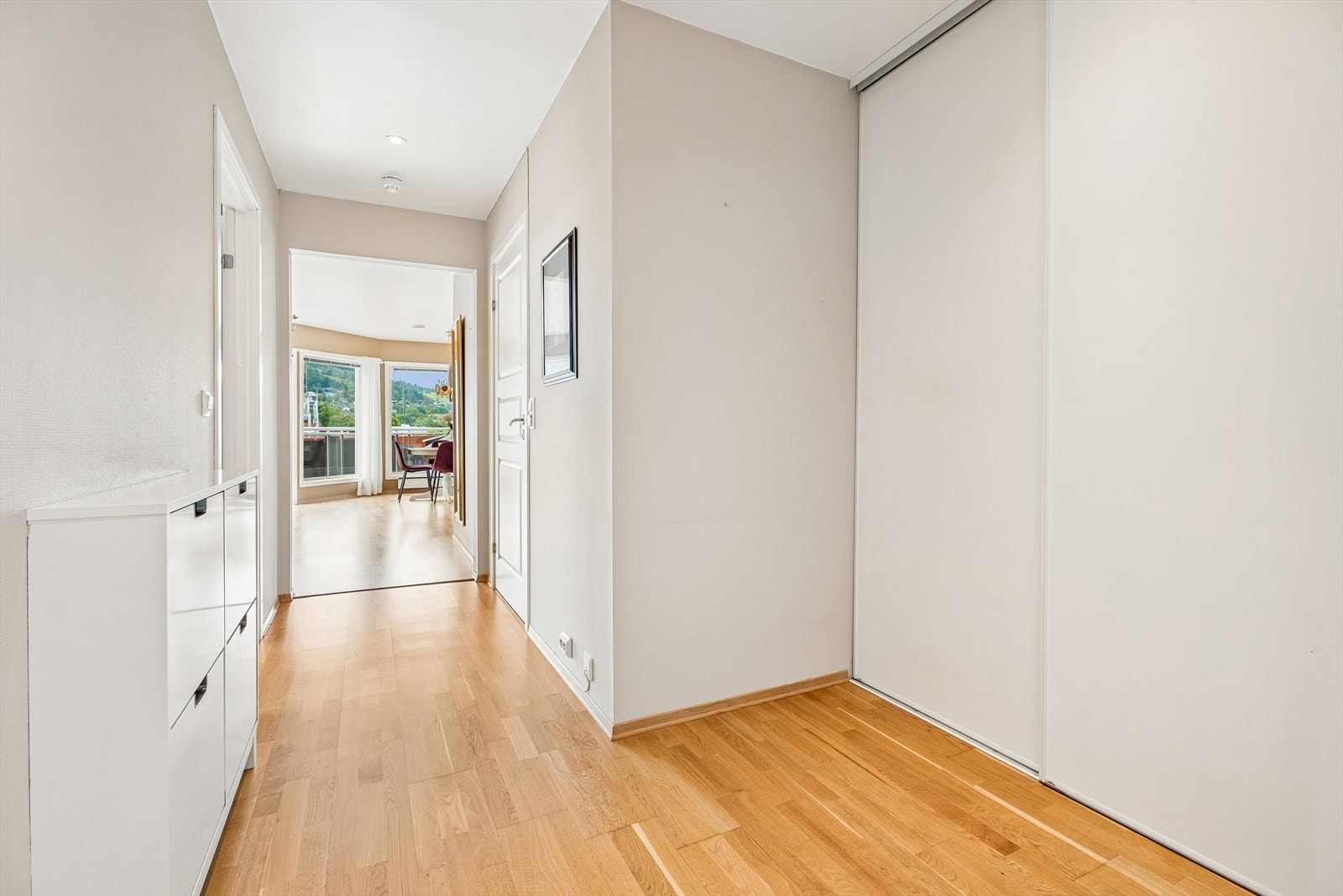 Gangen er rettlinjet og gir god plass til å henge fra seg yttertøy. Galleribilde