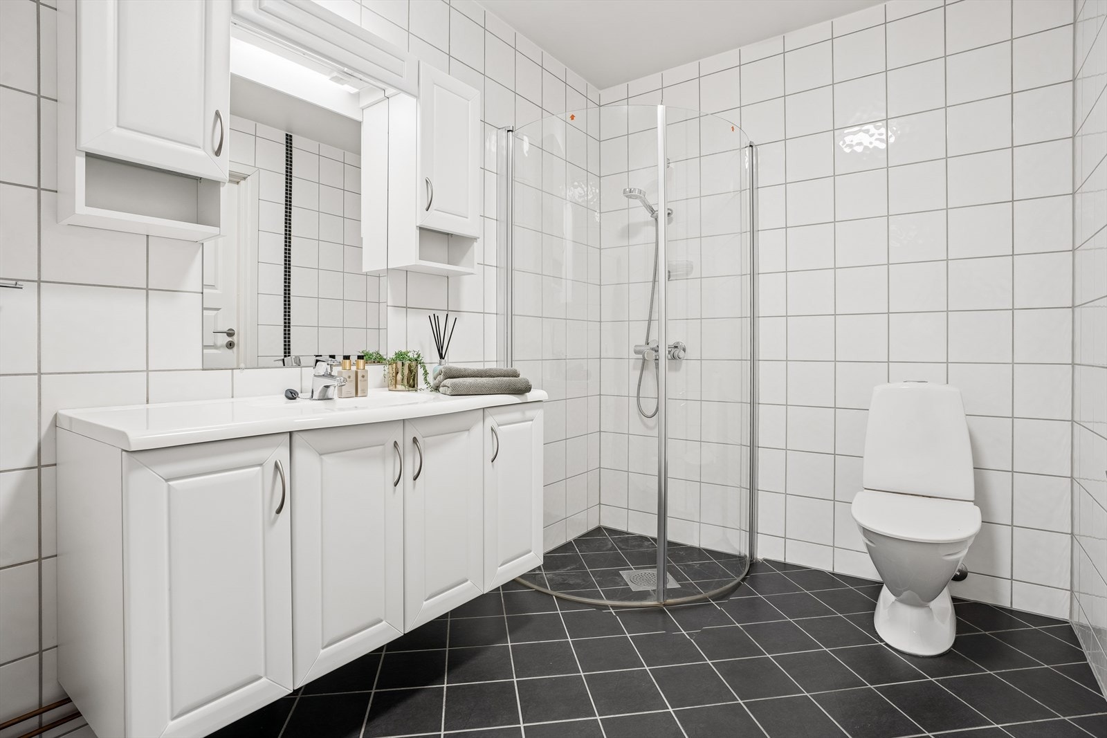 Badet er utstyrt med elektriske varmekabler i gulvet. Galleribilde