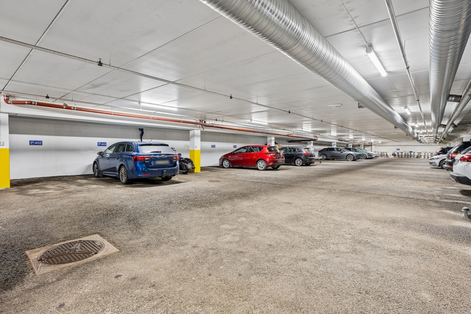 Det medfølger en parkeringsplass i felles, lukket garasjeanlegg i kjelleren. Galleribilde