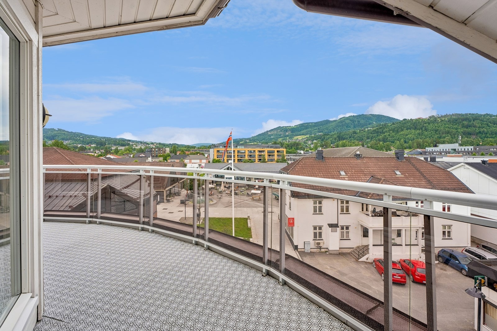 Herfra ser man ned mot torget og bylivet i Brumunddal. Galleribilde