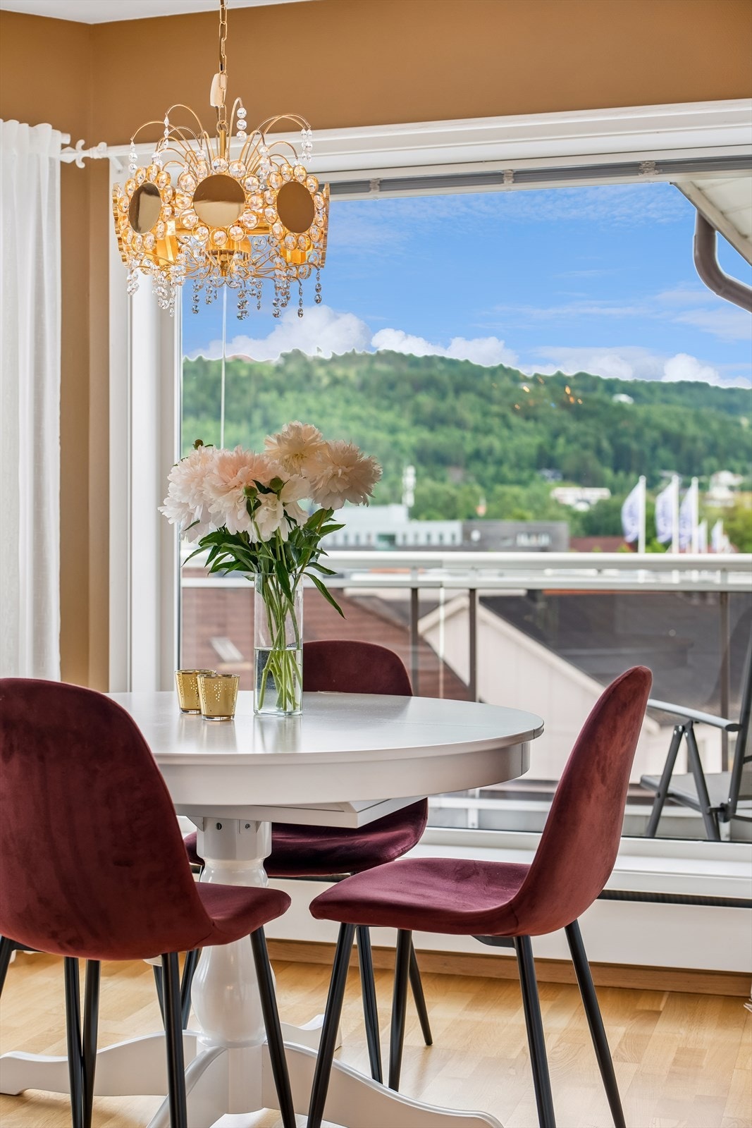 Fra spisebordet har man utsyn over nærområdet. Galleribilde