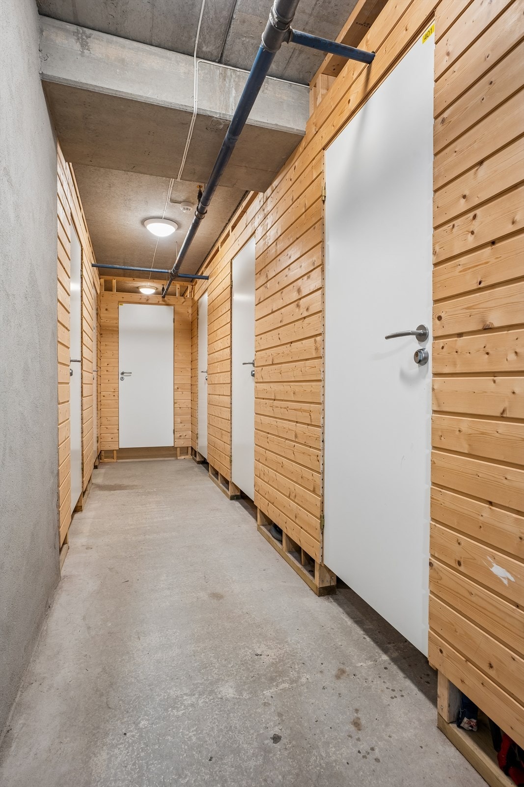 En privat bod på 5 m² i kjelleren gir godt med lagringsplass. Galleribilde