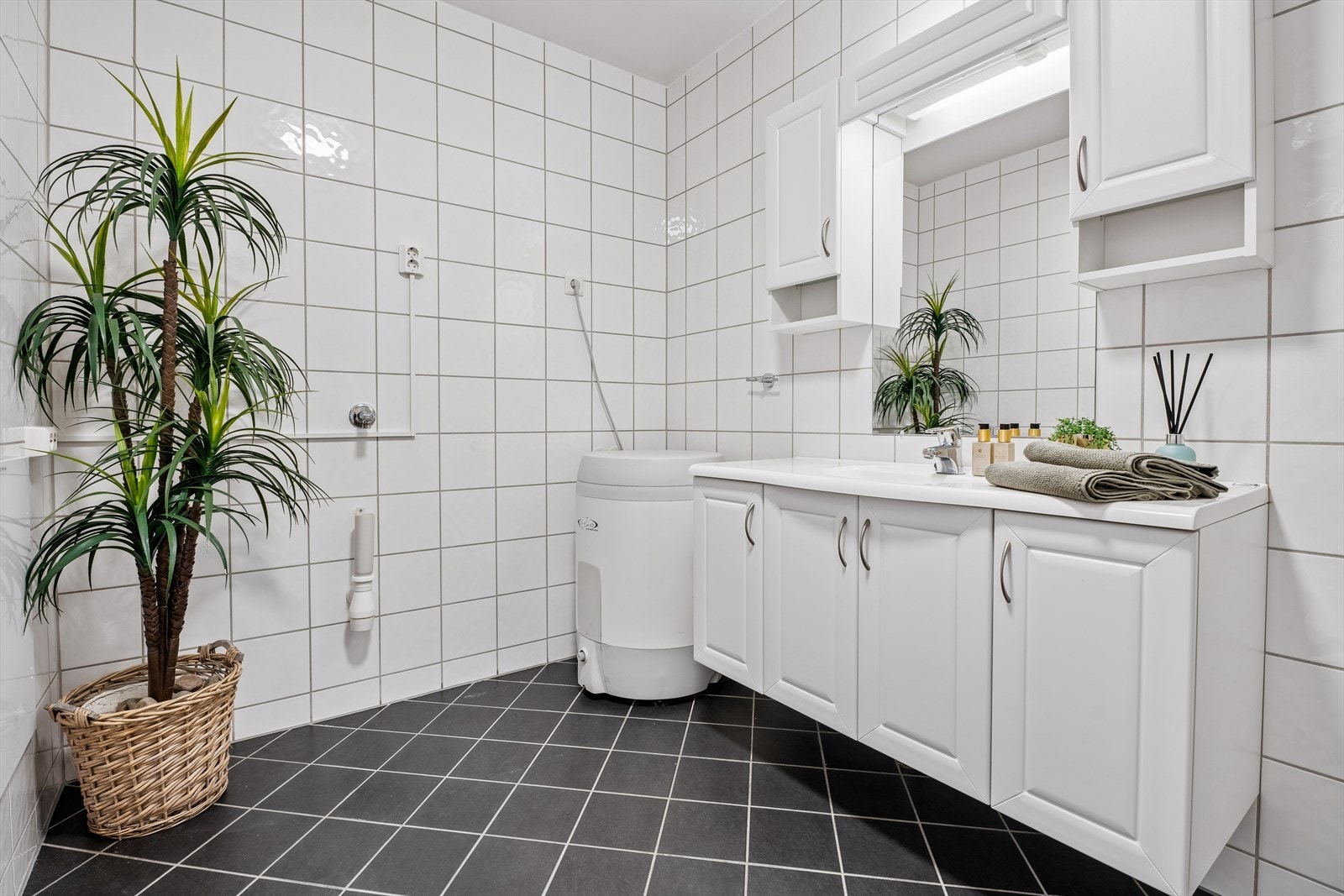 Det er klargjort med opplegg for vaskemaskin på badet. Galleribilde