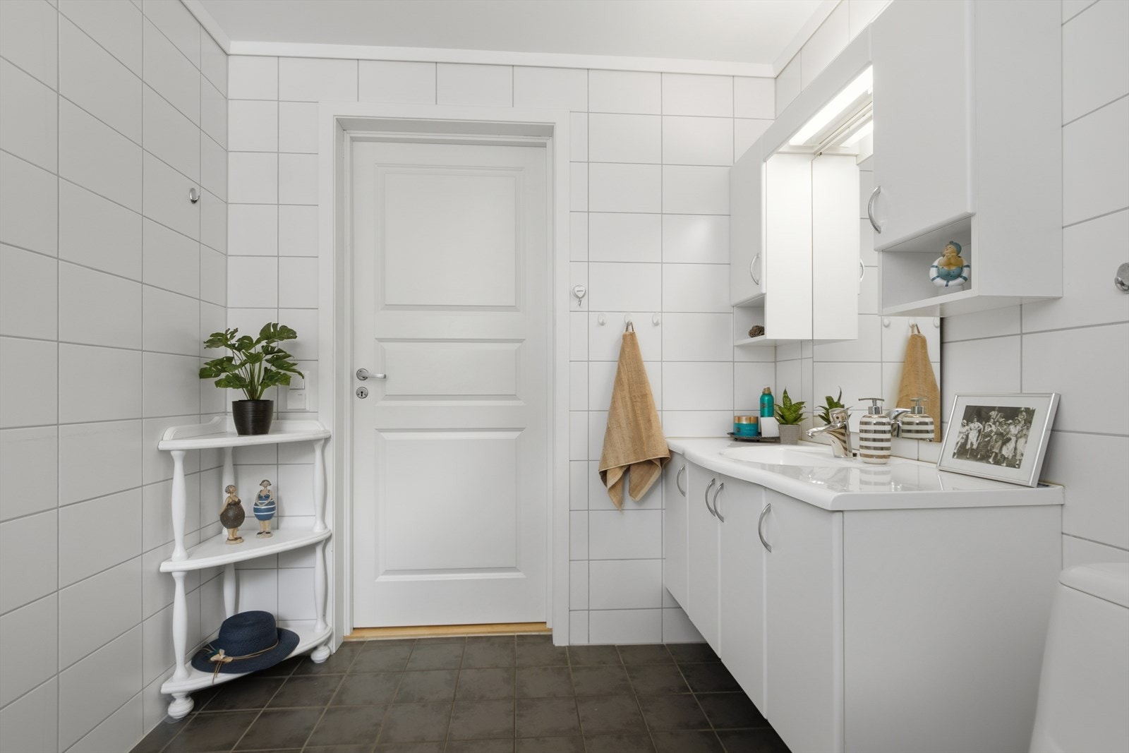 Badet er innredet med servantinnredning, dusjkabinett og toalett. Galleribilde