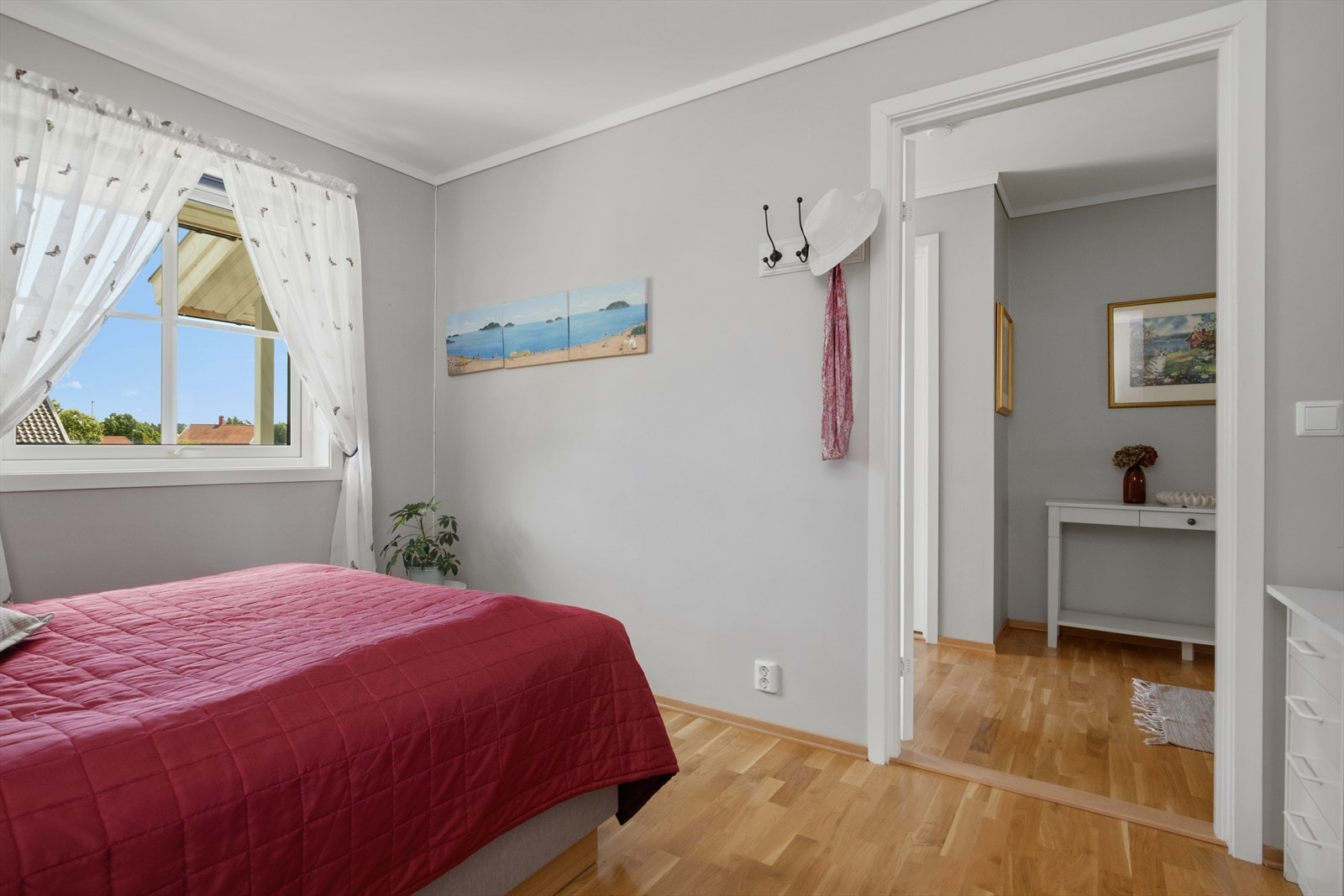 Soverommet har parkett på gulvet og malte, slette vegger. Galleribilde