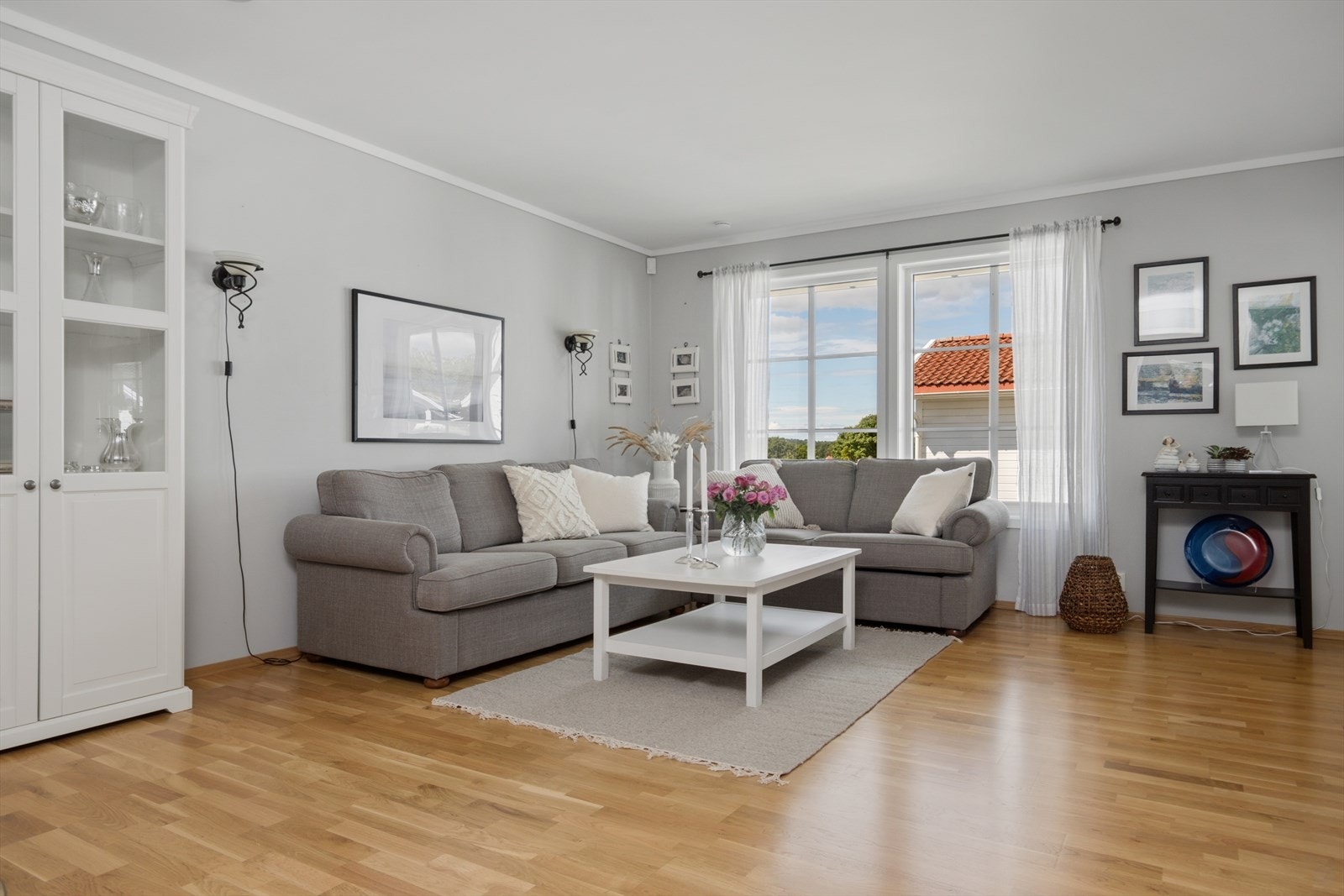 Stuen har parkett på gulvet og god plass til en romslig sofagruppe. Galleribilde
