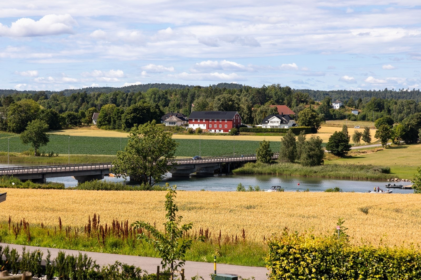 Leiligheten har en fri og åpen utsikt over det omkringliggende kulturlandskapet. Galleribilde