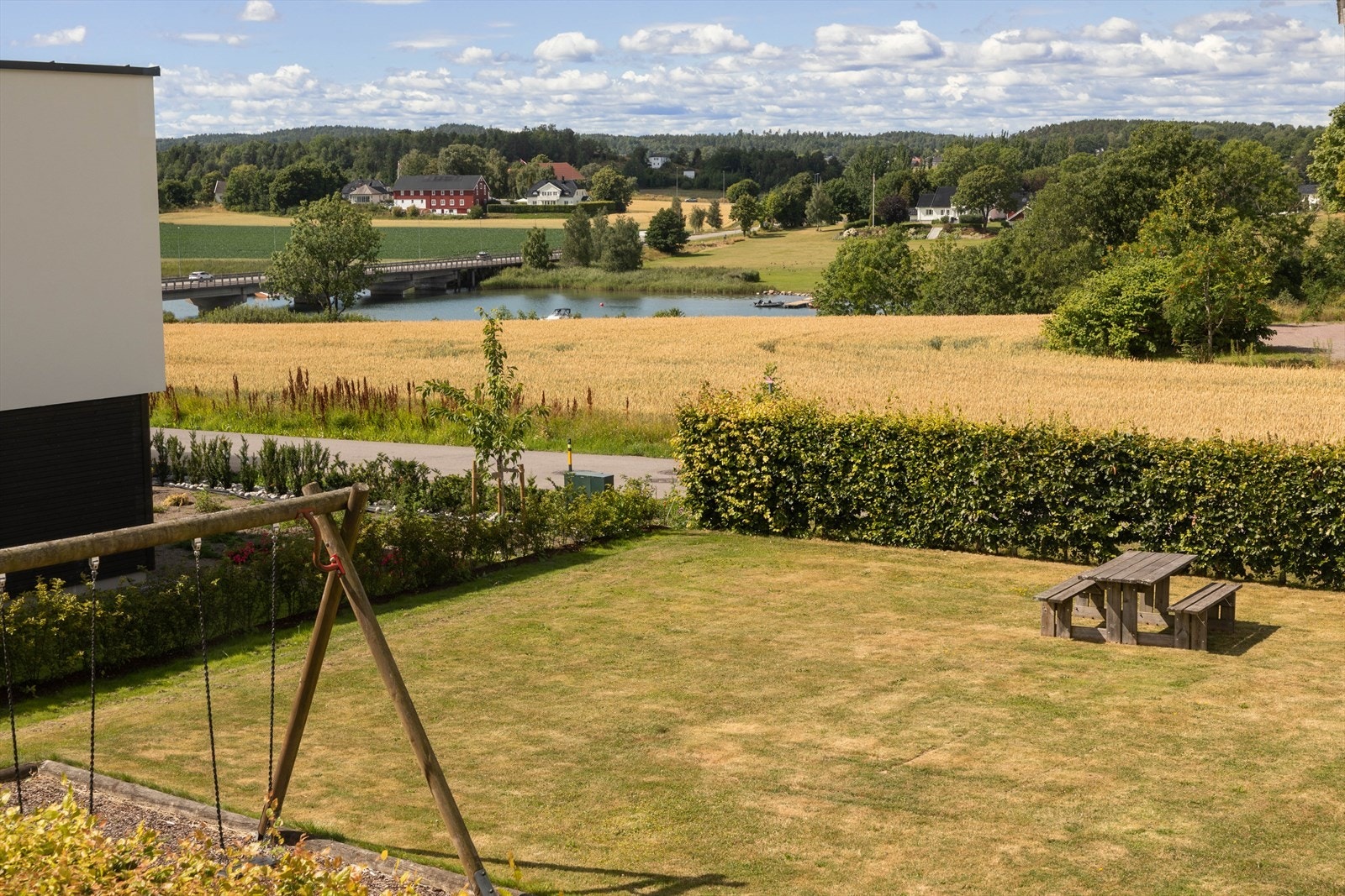 Uteområdet byr på grøntarealer og plass for lek. Galleribilde
