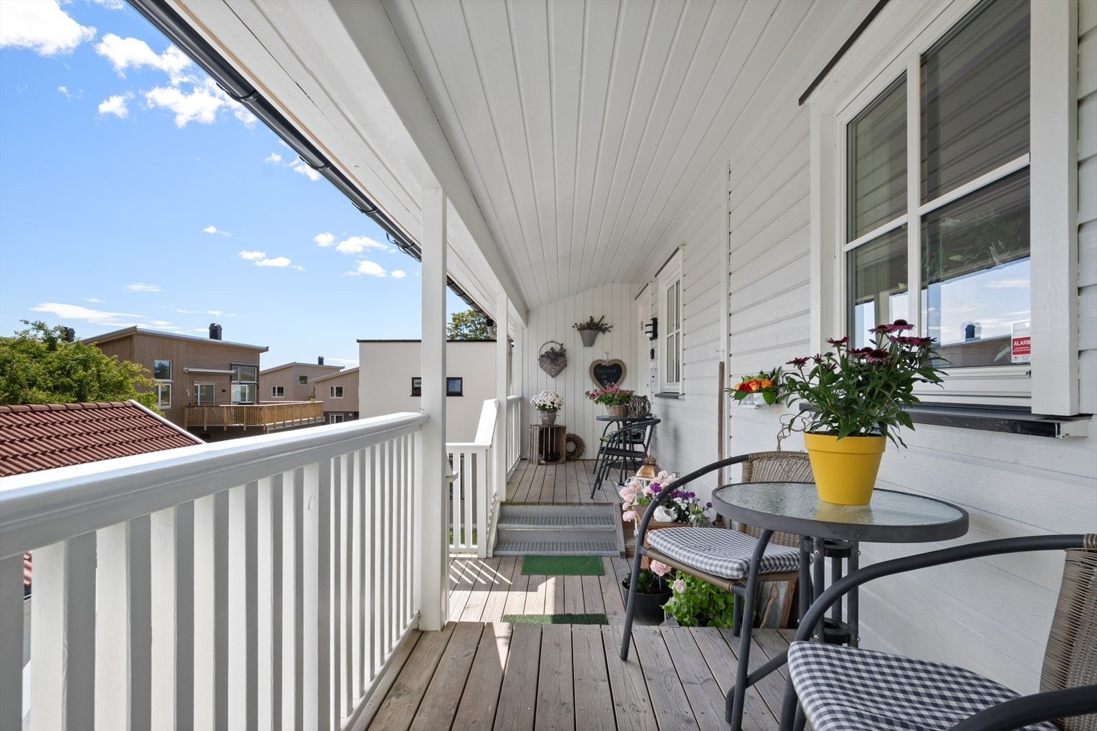 Verandaen ved inngangen gir en skjermet uteplass. Galleribilde