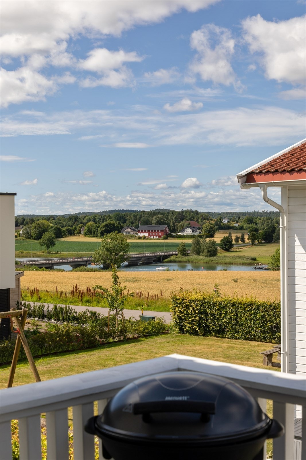 Fra balkongen kan man nyte utsikten over det omkringliggende landskapet. Galleribilde
