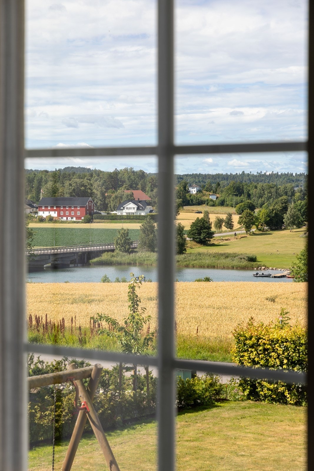 Utsikt fra stuevinduet mot landlige og grønne omgivelser. Galleribilde