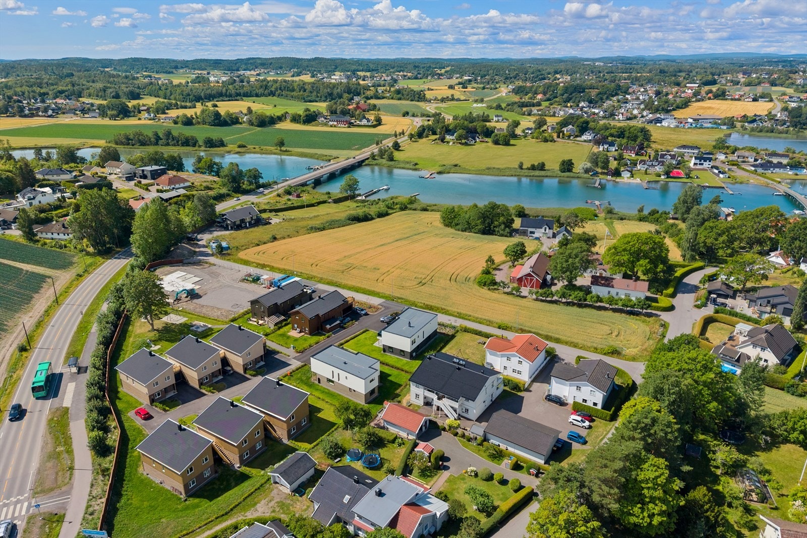 Bussholdeplassen Haugåkerveien ligger kun 3 minutter fra boligen. Galleribilde
