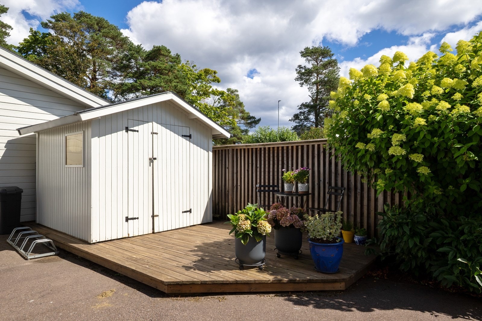 Uteområdet er pent opparbeidet med plen og beplantning. Galleribilde